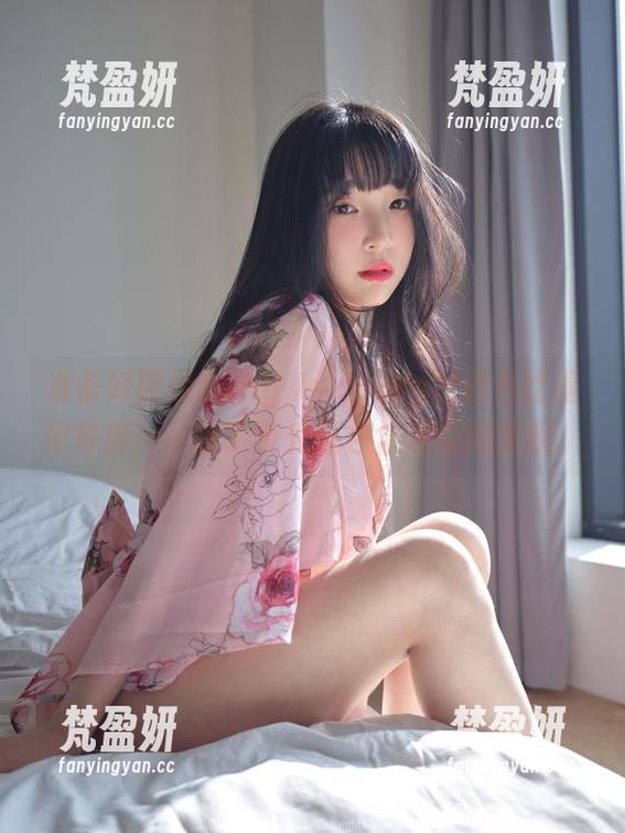 准备好迎接Kang Inkyung的白色比基尼写真——除了反光还包含观众的惊叹。-梵盈妍